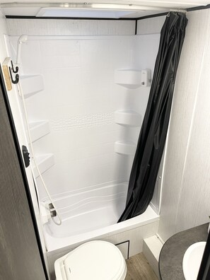 Secador de pelo, toallas, jabón, shampoo