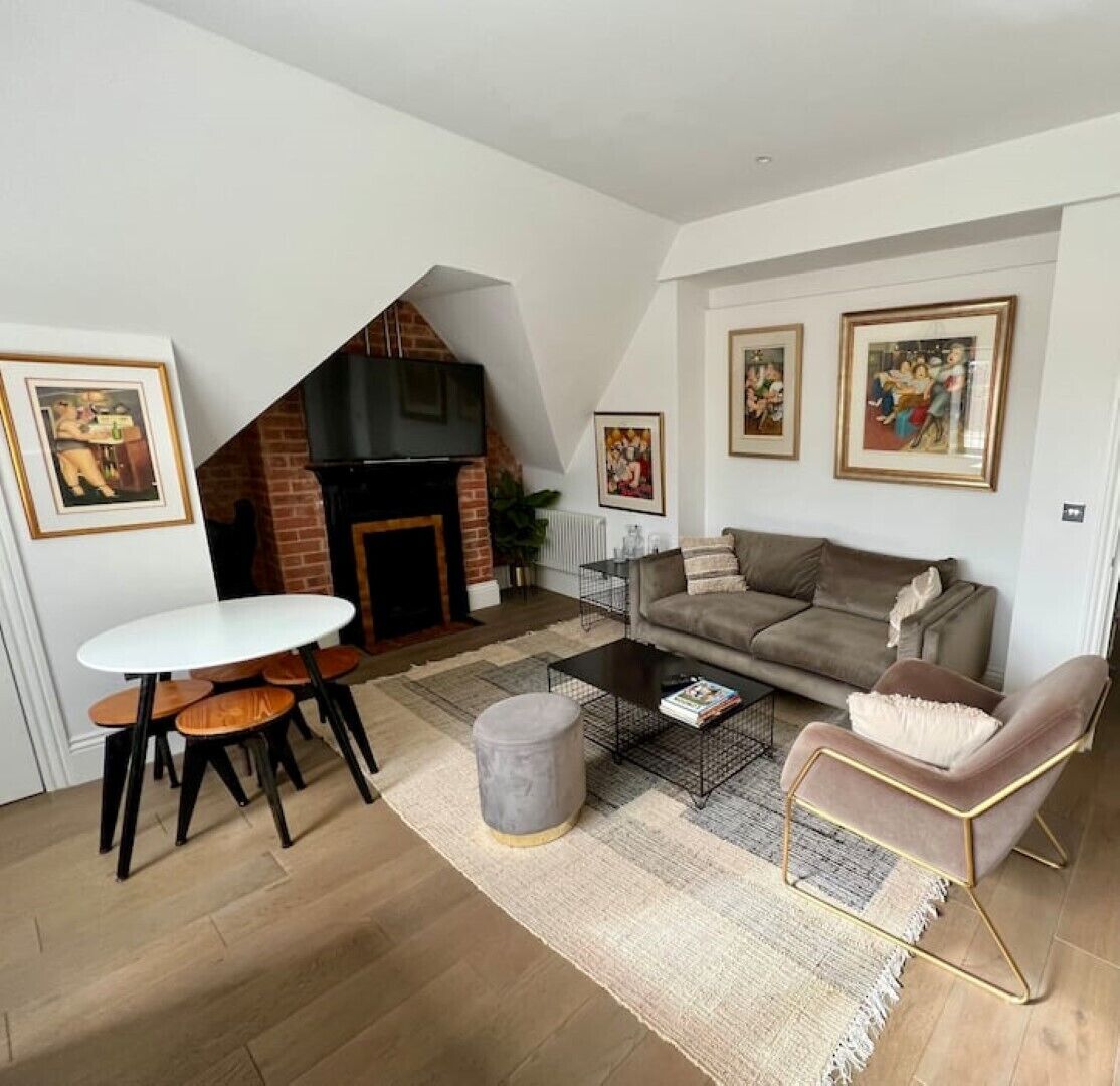 Epping High Street, Stylish & Very Well Appointed