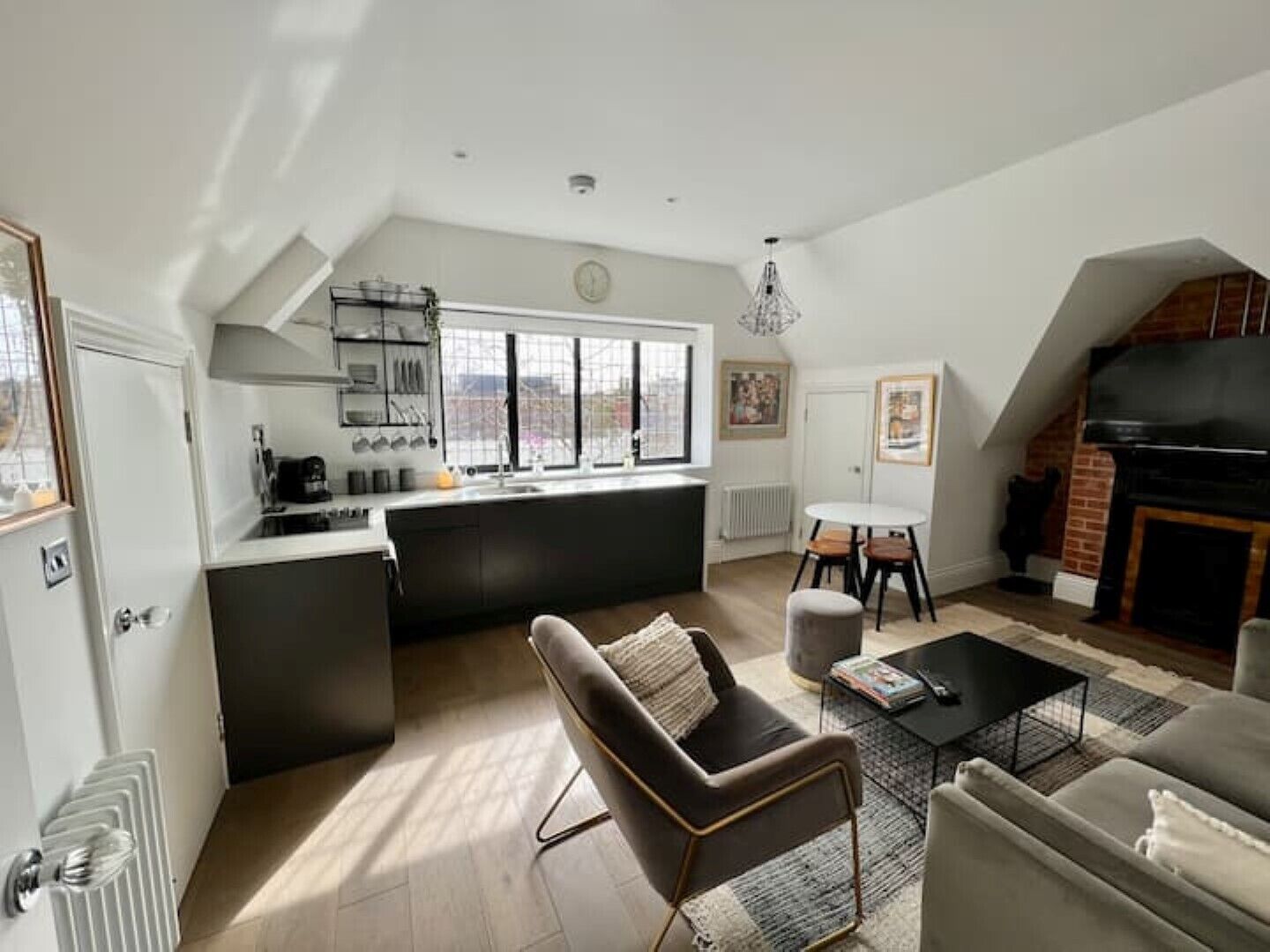 Epping High Street, Stylish & Very Well Appointed