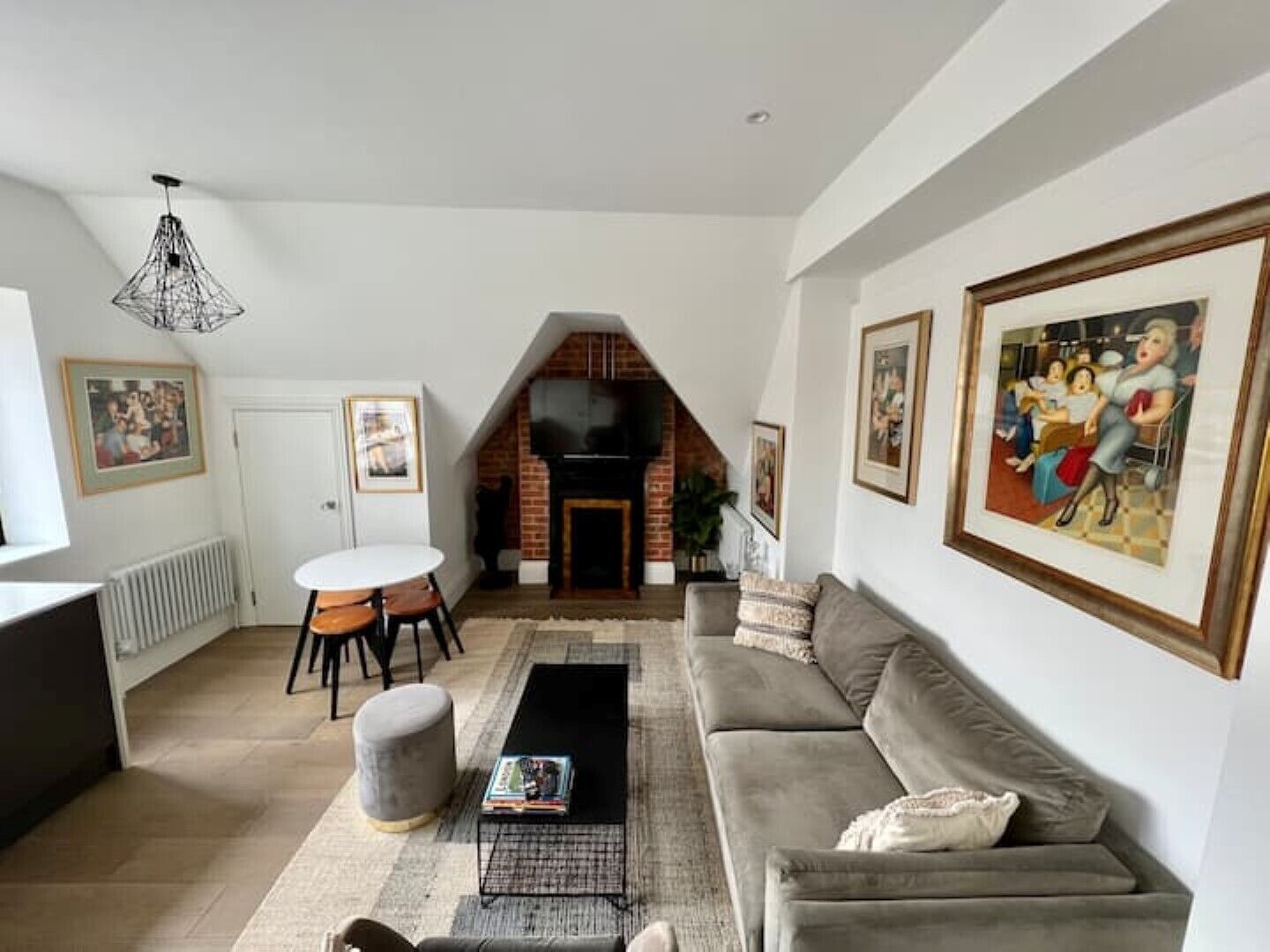 Epping High Street, Stylish & Very Well Appointed