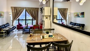 Una sala de estar moderna con comedor, ventanas grandes con cortinas, ventiladores de techo e iluminación decorativa.