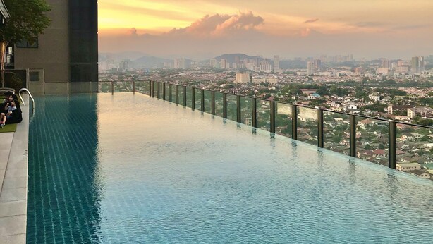 Una piscina infinita en la azotea con vistas a la ciudad.