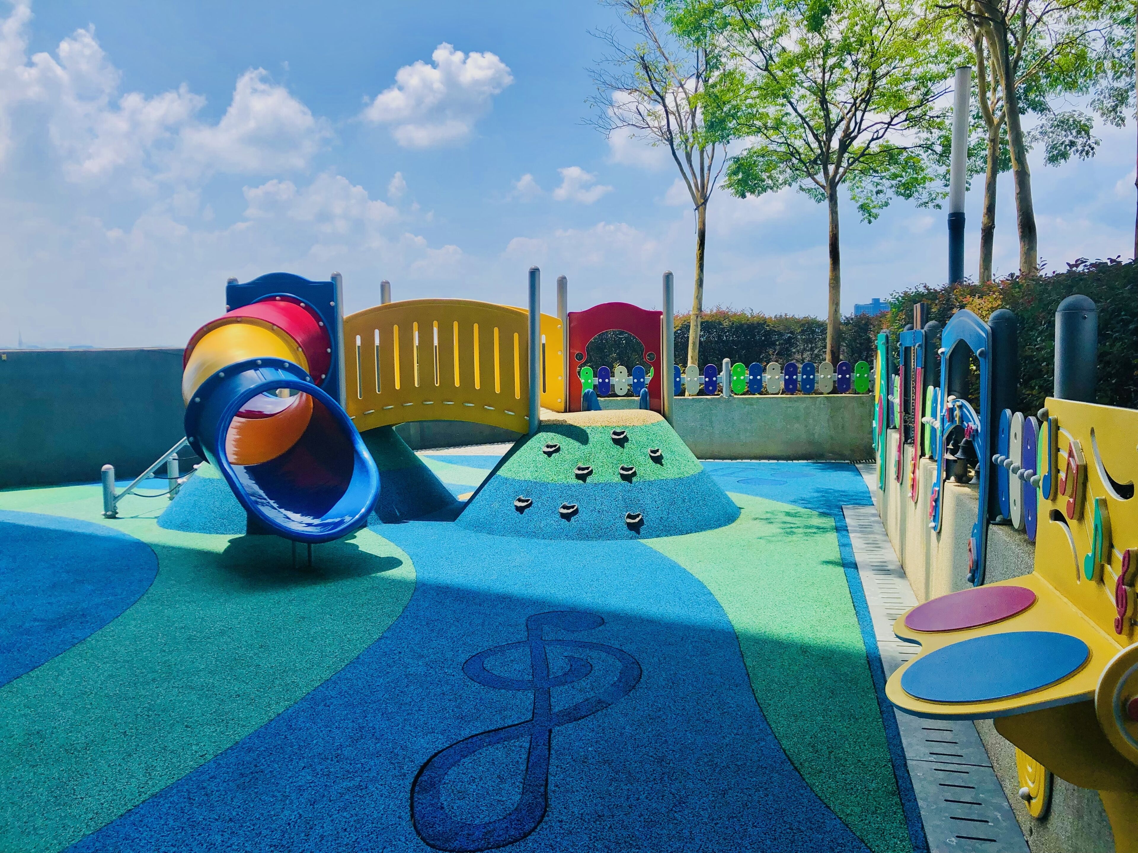 Een speeltuin met een glijbaan, klimgebied en diverse speeltoestellen.