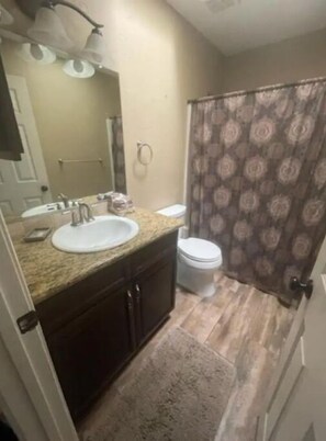 Combined shower/tub, towels, soap, toilet paper