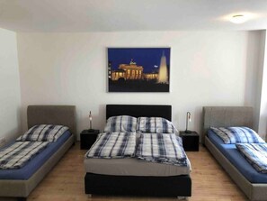 1 dormitori, planxa i posts de planxar, un bressol de viatge i wifi 