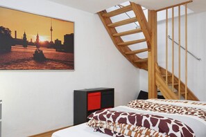 2 chambres, bureau, fer et planche à repasser, lit de bébé portatif