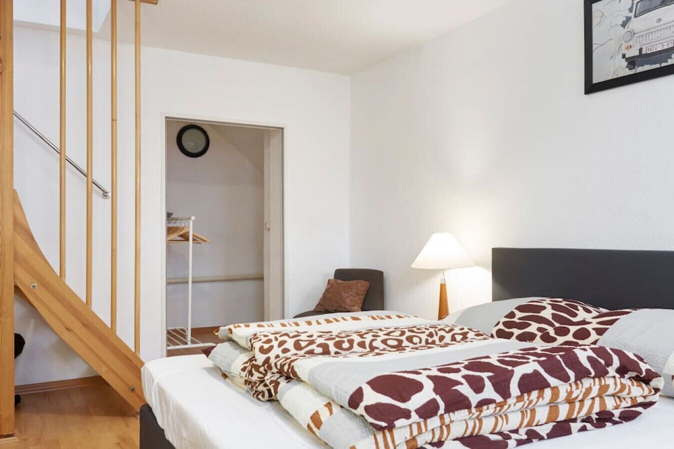 2 soverom, skrivebord, strykejern/-brett og reiseseng for barn