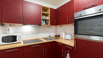 Frigorifero, microonde, forno, piano cottura