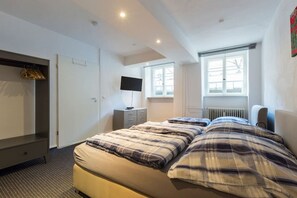 1 dormitori, planxa i posts de planxar, un bressol de viatge i wifi 