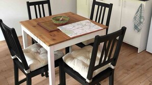 A dining table with a map, four chairs, and a basket. - Potsdamer Platz-Top Spot Studio 1 (Berlin)