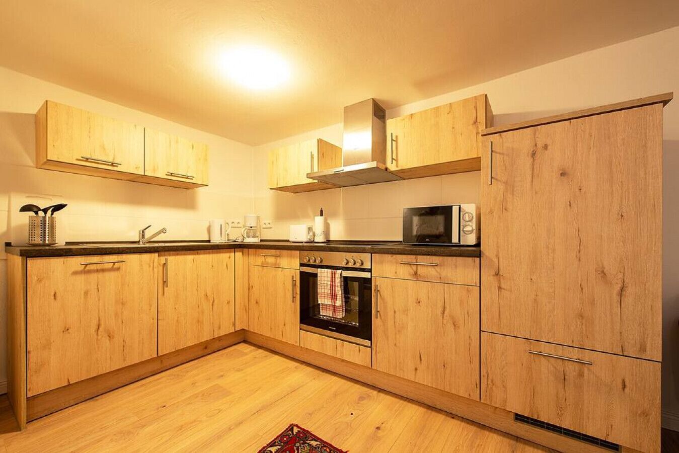 Frigorifero, microonde, forno, piano cottura