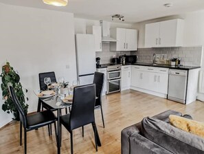 Fridge, microwave, oven, stovetop - 2-bed Flat, free parking, near Tube and Excel (London)