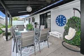 Outdoor dining - Lovely Beach House -Amazing Location, Pets - ZB9 (Sunshine Coast)