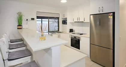 Lovely Beach House -Amazing Location, Pets - ZB9