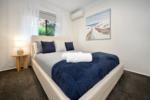 4 bedrooms, iron/ironing board, free WiFi, bed sheets - Lovely Beach House -Amazing Location, Pets - ZB9 (Sunshine Coast)