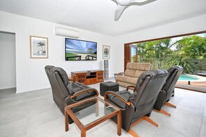 Smart TV - Stylish Beach Side Gem - pool, beach ZG7 (Sunshine Coast)