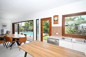 Dining - Stylish Beach Side Gem - pool, beach ZG7 (Sunshine Coast)