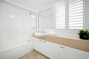 Dusche, Haartrockner, Handtücher, Seife