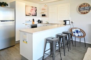 Frigorífico, microondas, horno y placa de cocina