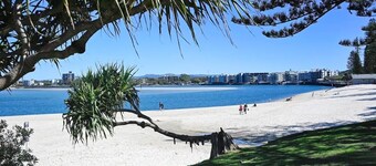 Spacious 3 Bedroom Delight - Shops & Beaches ZG1