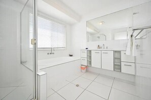 ヘアドライヤー、タオル、石鹸、シャンプー