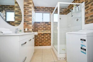 Shower, hair dryer, towels, soap - Location is Everything - Shops, Beaches, Views ZG3 (Sunshine Coast)