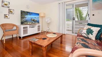 Smart TV, table tennis