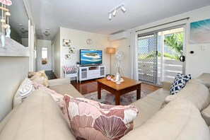 Smart TV, table tennis - Golden Beach Family & Friends Getaway ZC4 (Sunshine Coast)