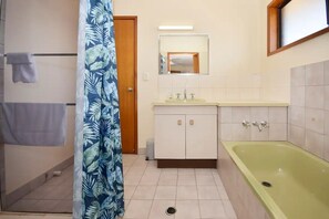 Kombination af bruser/badekar, hårtørrer, håndklæder, Shampoo