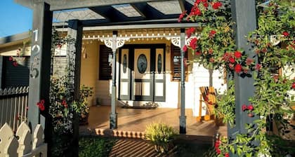 Luxury Pumicestone Cottage - Beach Charm - ZA7
