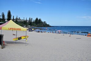 Beach nearby - Stylish 2 B/R Kings Beach Apartment (6 guests) ZF4 (Sunshine Coast)