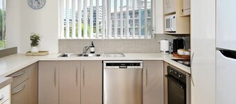 Stylish 2 B/R Kings Beach Apartment (6 guests) ZF4