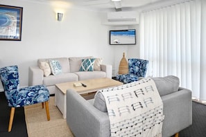 Smart TV - Stylish 2 B/R Kings Beach Apartment (6 guests) ZF4 (Sunshine Coast)