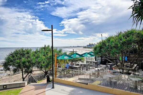 Outdoor dining - Stylish 2 B/R Kings Beach Apartment (6 guests) ZF4 (Sunshine Coast)