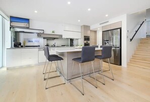 Kylskåp, mikrovågsugn, ugn och spishäll