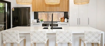 Stylish, Beachside 4 b/r Dream Home - 8 guests ZD7