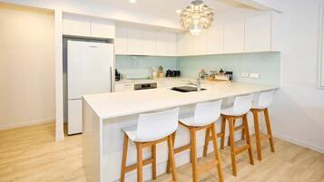 Frigorifero, microonde, forno, piano cottura