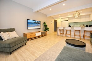Smart TV - Stylish 2 b/r, 2 Bath Apartment - 4 Guests ZC5 (Sunshine Coast)