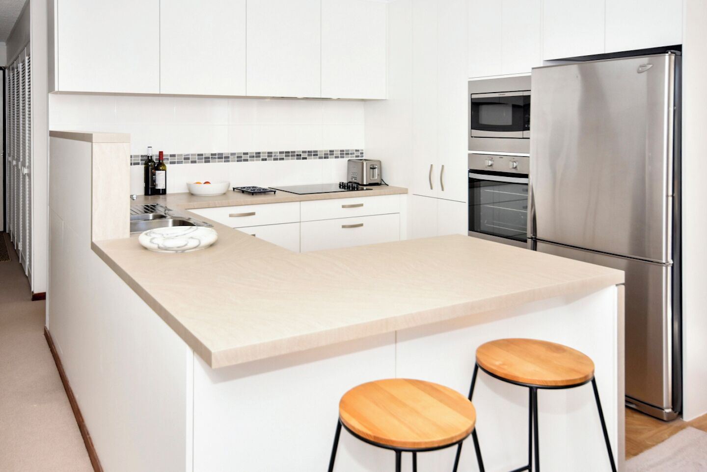 Een koelkast, een magnetron, een oven, een kookplaat