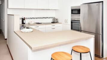 Een koelkast, een magnetron, een oven, een kookplaat