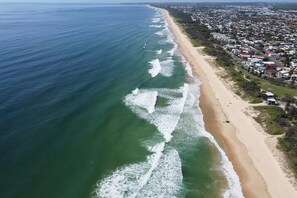 On the beach - Bungalow on the Beach 4 B/R, 8 Guests, Aircon ZG2 (Sunshine Coast)