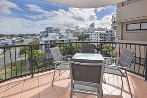 Outdoor dining - Mooloolaba Perfect - beach, wharf, dining ZE2 (Sunshine Coast)