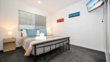 2 bedrooms, iron/ironing board, free WiFi, bed sheets