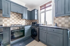 Private kitchen - 2 Bedroom Duplex Apartment (London)