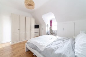 2 bedrooms, bed sheets - 2 Bedroom Duplex Apartment (London)