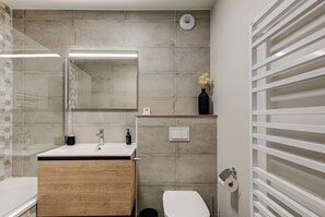 Ensemble douche/baignoire, articles de toilette gratuits, sèche-cheveux