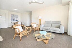 Smart TV - Alexandra Headland Resort Heaven, Pool / Beach ZD8 (Sunshine Coast)