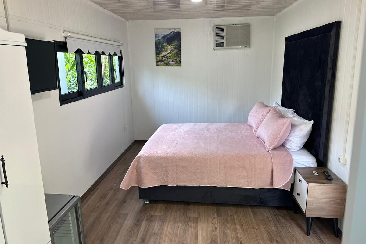 Minibar, escritorio y espacio para trabajar con laptop