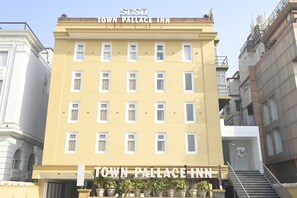 A yellow building with the sign "Town Pallace Inn" at the top and bottom. - Town Pallace Inn (New Delhi)
