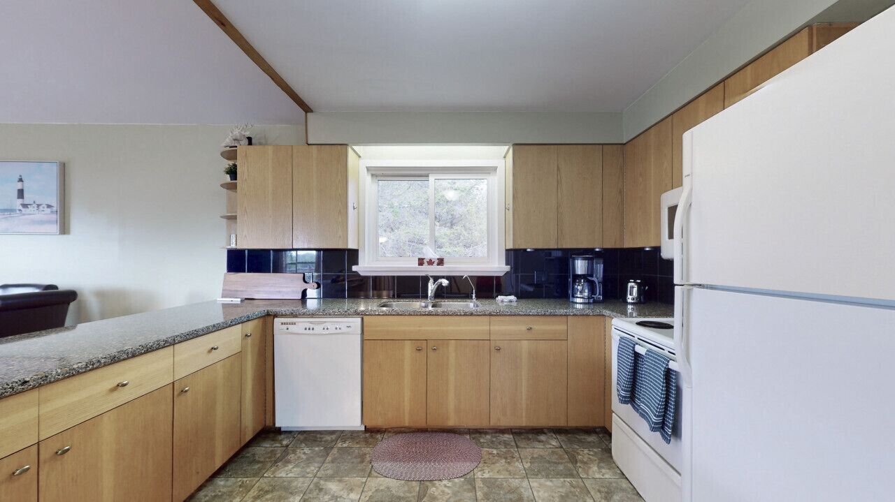 Waterfront Cottage w/ Heating + Kitchen + LakeView + Deck + Fishing